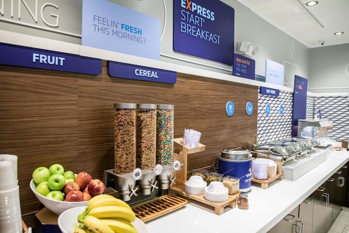 Holiday Inn Express & Suites Chicago-Libertyville by IHG