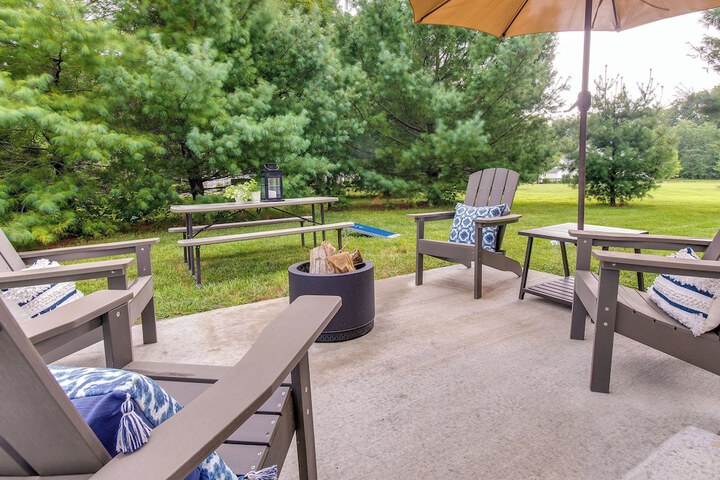 Country Home Near EIU & Lake Charleston!
