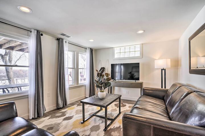 Cozy Plymouth Cottage w / Medicine Lake View!