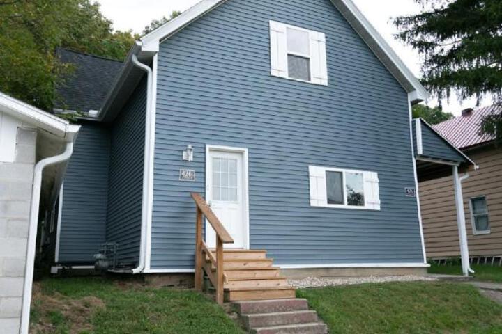 Spacious Rustic Downtown Market St. 1 Bedroom Apt Sleeps Up to 5, Steps to Honeywell & Eagles Theatre