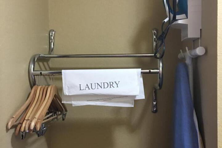 Econo Lodge Inn & Suites