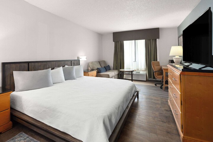 Travelodge by Wyndham Redwood Falls