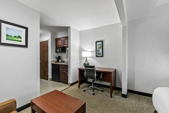 Comfort Inn & Suites Greenwood near University