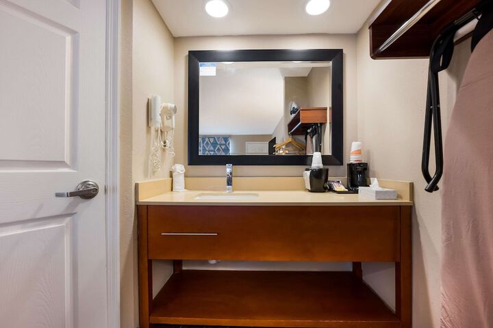 Room 28 of 33
