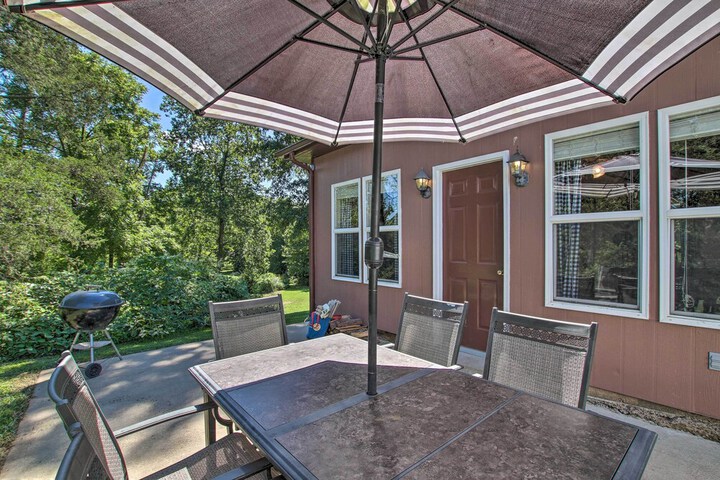 turtle Rock - Ironton Cabin w / Furnished Patio!