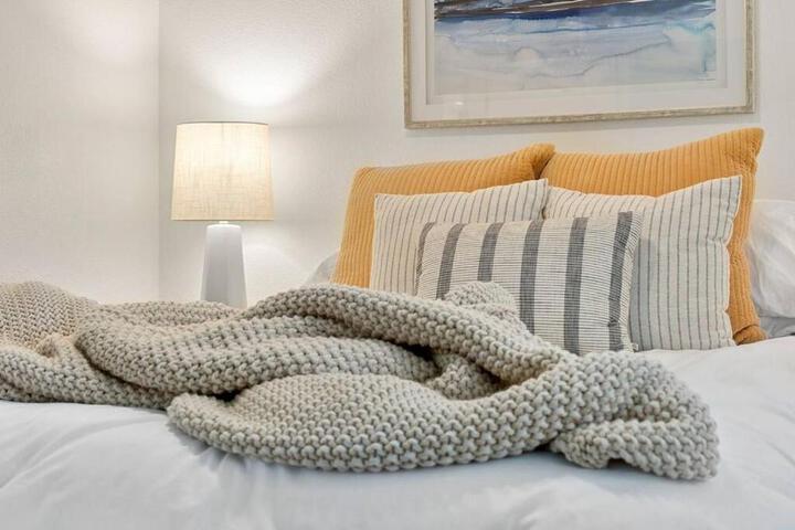 Cozy Coastal Getaway • Panoramic Ocean Views
