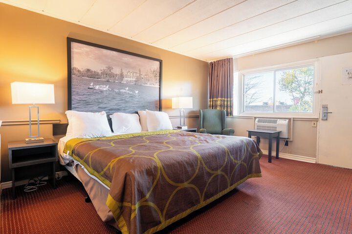 Super 8 by Wyndham Gananoque / Country Squire Resort