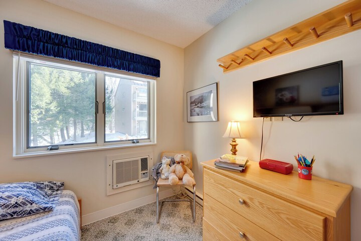 Close to Smuggs Lifts! Cozy Mountain-view Condo