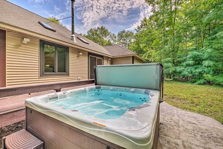 Cozy Whitehall Hideaway w / Hot Tub + Chiminea!