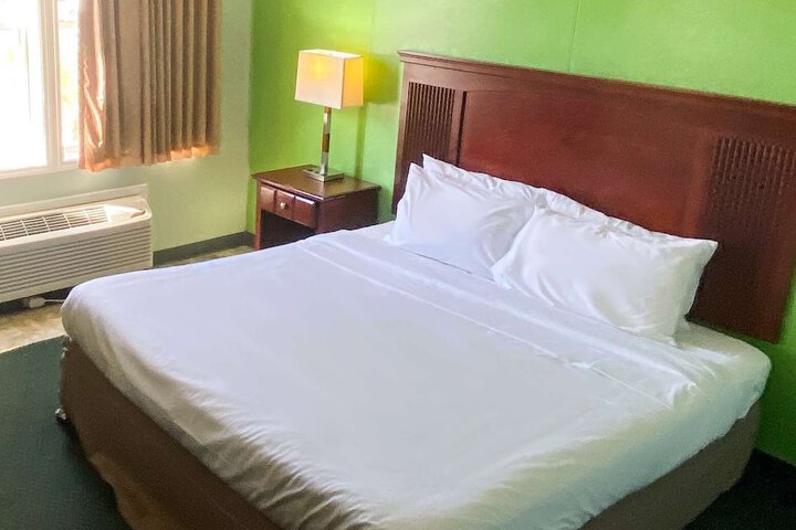 Room 5 of 9