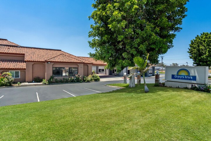 Days Inn by Wyndham Fontana / Rialto