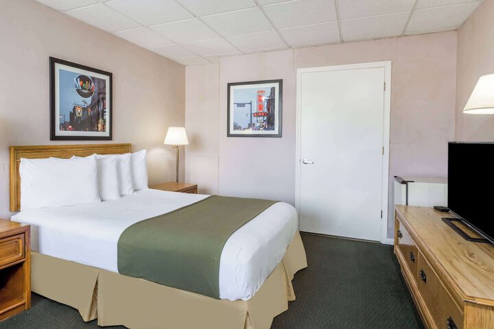 Room 10 of 14
