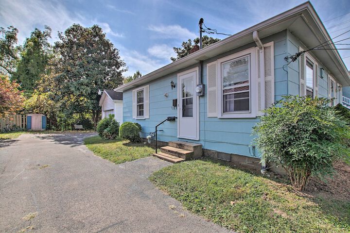 Cottage w / Yard Walk to Historic Attractions