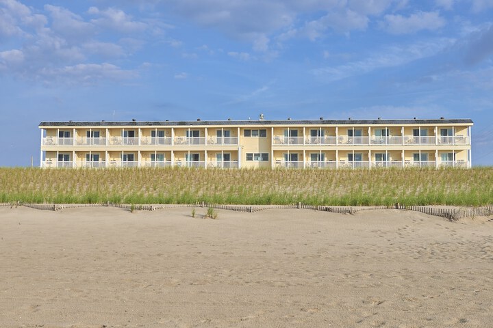 Drifting Sands Oceanfront Hotel