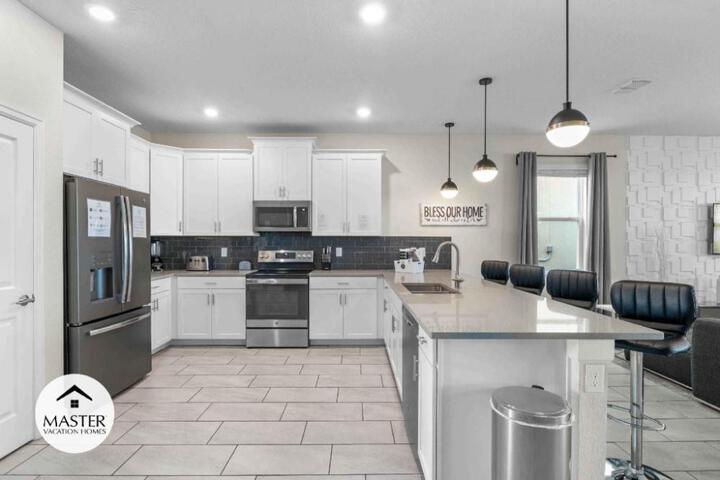 Bedrooms 5 Bathrooms Storey Lake 2885 SC