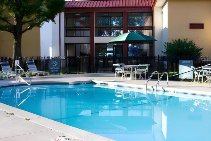 Quality Inn & Suites Kansas City I-435n Near Sports Complex