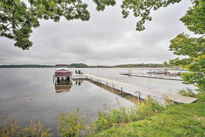 Spacious Lakehouse w / Deck Kayaks, & Dock!