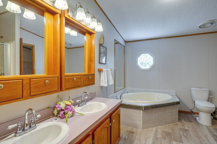 Pet-friendly Emerald Lake Retreat in Charlestown!
