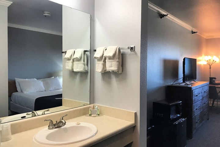 Room 17 of 38