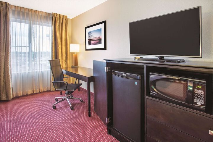 La Quinta Inn & Suites by Wyndham OFallon IL - St. Louis