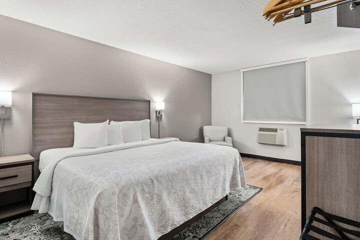 Red Roof Inn PLUS+ Belleville