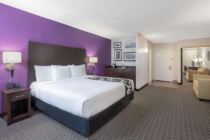 La Quinta Inn & Suites by Wyndham Clifton / Rutherford