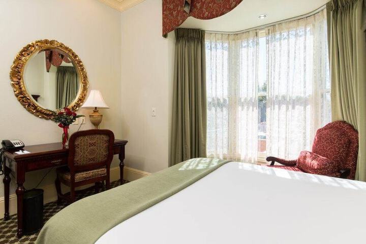 Room 10 of 28