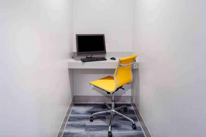 Business Center 36 of 36