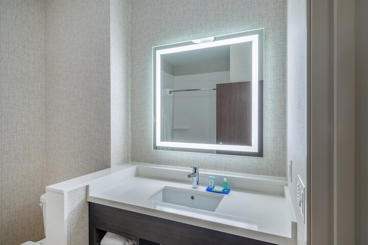 Holiday Inn Express & Suites Watertown by IHG