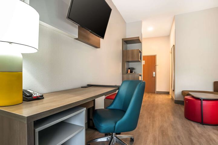 Room 32 of 47