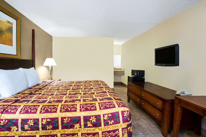 Room 6 of 16