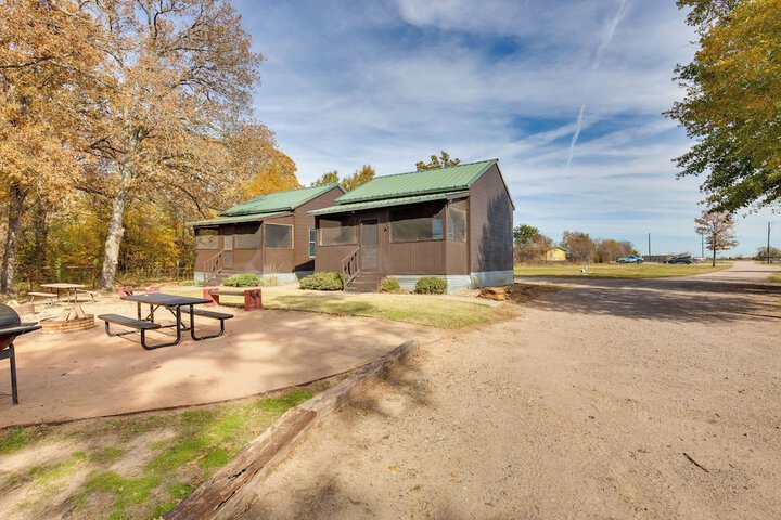 Community Pier: Cozy Kerens Cabin!