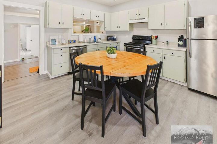 Main St. New with AC Monthly stays Charming Cottage KING BED