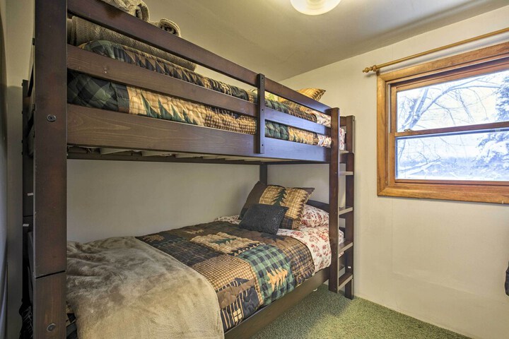 Phillips Cabin w / Lake Views & Private Dock!