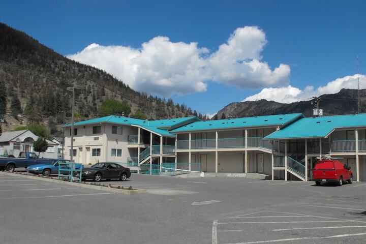 Canadas Best Value Inn Mile 0