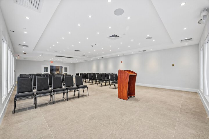 DoubleTree by Hilton New York JFK Airport