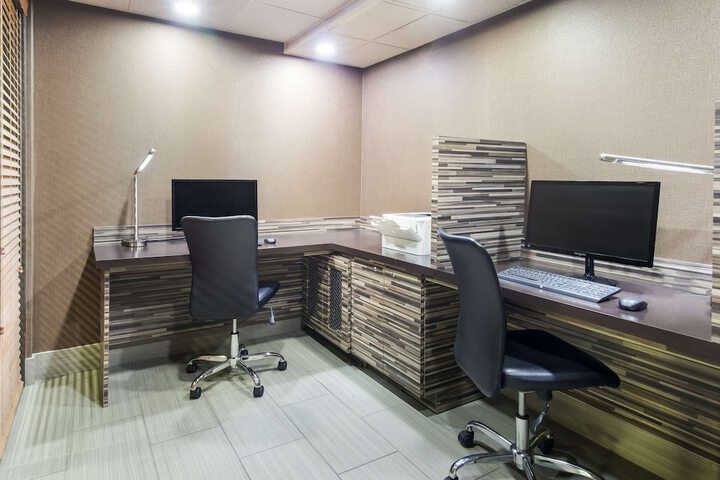 Business Center 26 of 26