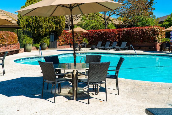 Pool 10 of 73