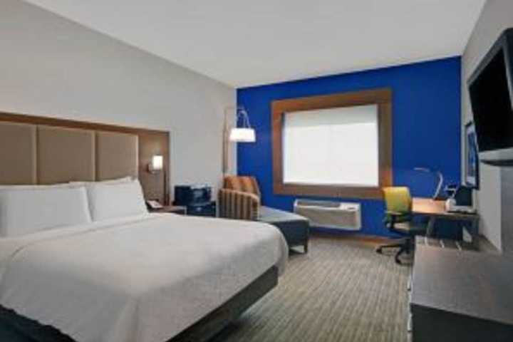 Holiday Inn Express & Suites Detroit Dearborn by IHG