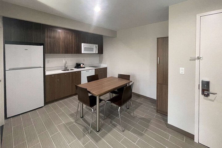 Room 8 of 28