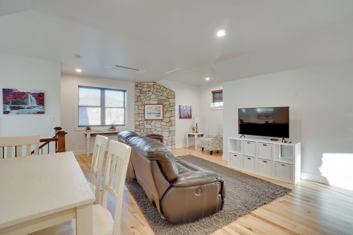2 Mi to Town: Castle Rock Retreat w / Fireplace!