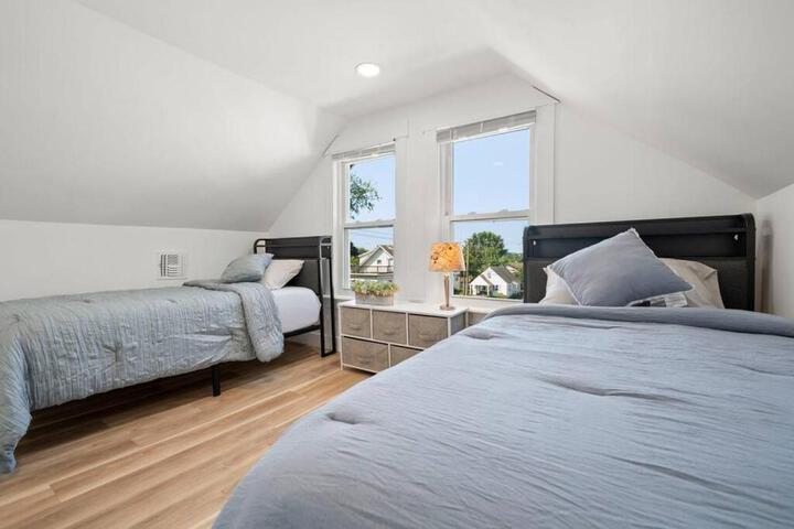 NYC Access 4BR Duplex Sleeps 10 Free Parking