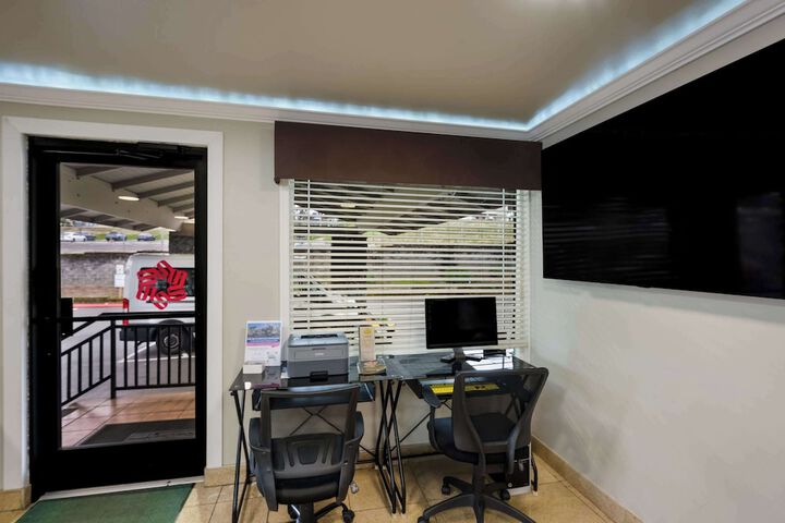 Business Center 37 of 37
