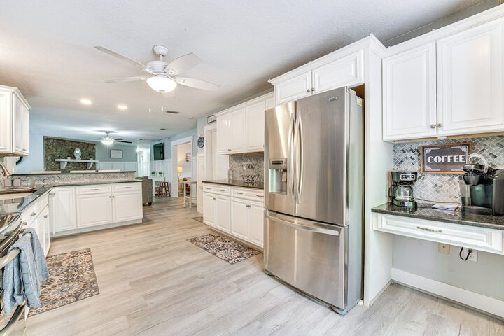 Spacious Tavares Home w / Private Outdoor Oasis!