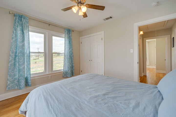 Pet-friendly Texas Retreat w / Deck & Gas Grill!