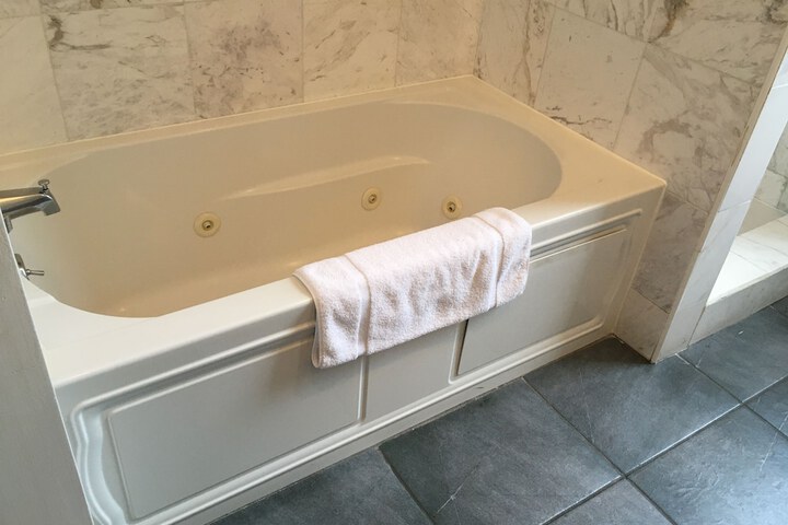 Hot Tub 210 of 235