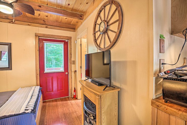 Off-the-grid Cabin Living in Red River Gorge!