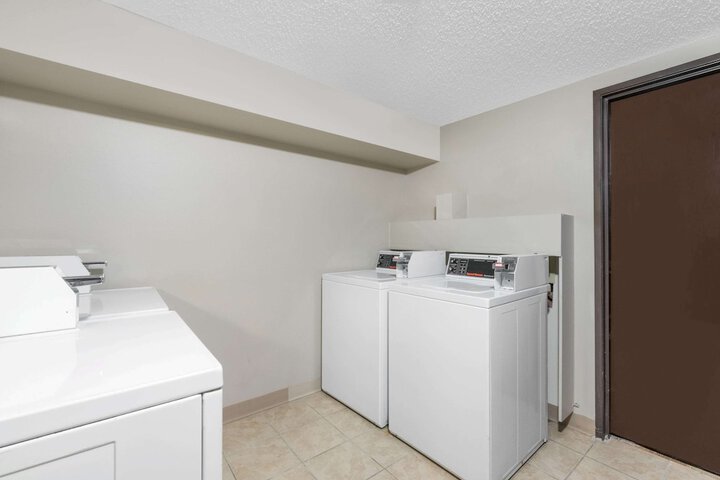 Super 8 by Wyndham Pierre SD