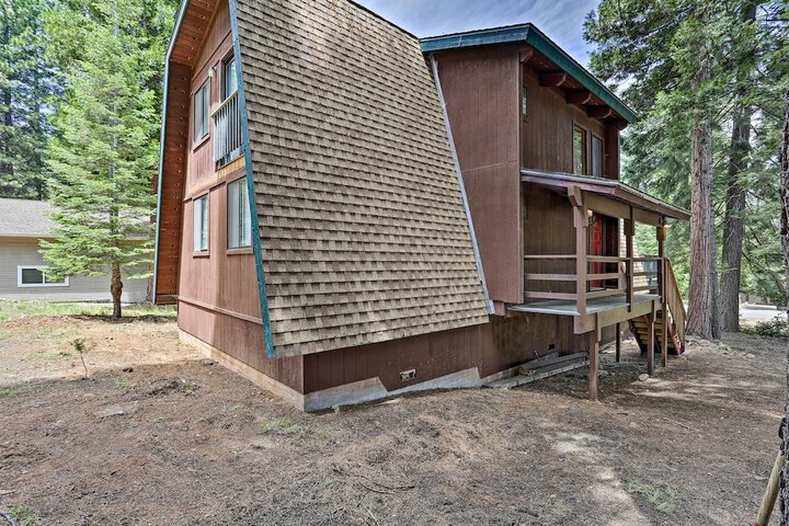 Chester Cabin w / Deck - Walk to Lake + Golfing!