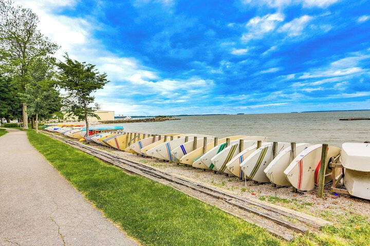 Walk to Lake: Historic Lakeside Marblehead Cottage